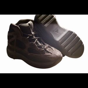 Adidas Yeezy Desert Boot size 2 Youth (Oil)